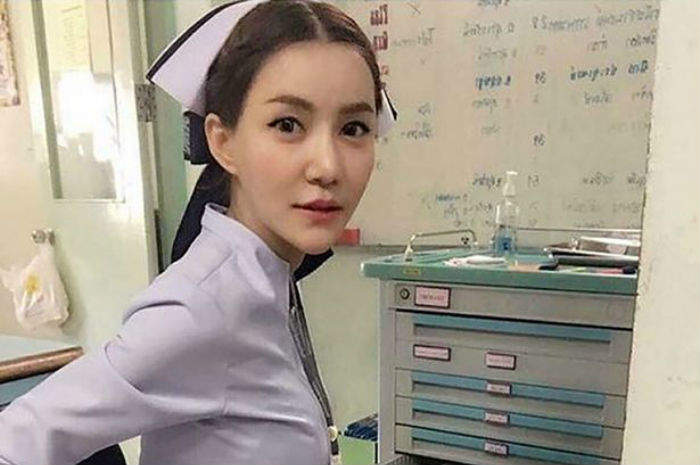 Virale la foto dell'infermiera sexy, costretta a licenziarsi
