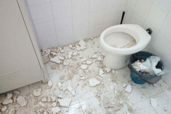 Crolla parte del solaio in bagno, Borrelli: Tragedia sfiorata