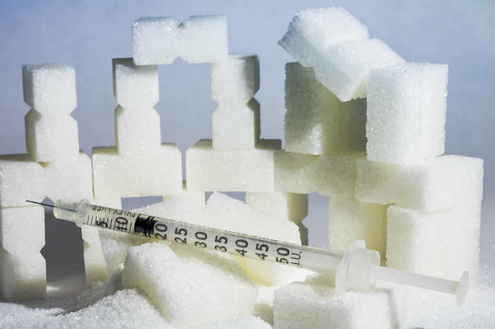 zucchero e siringa di insulina