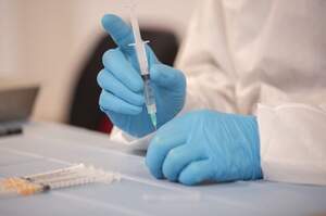 Brescia, sospesi primi 240 sanitari no vax 