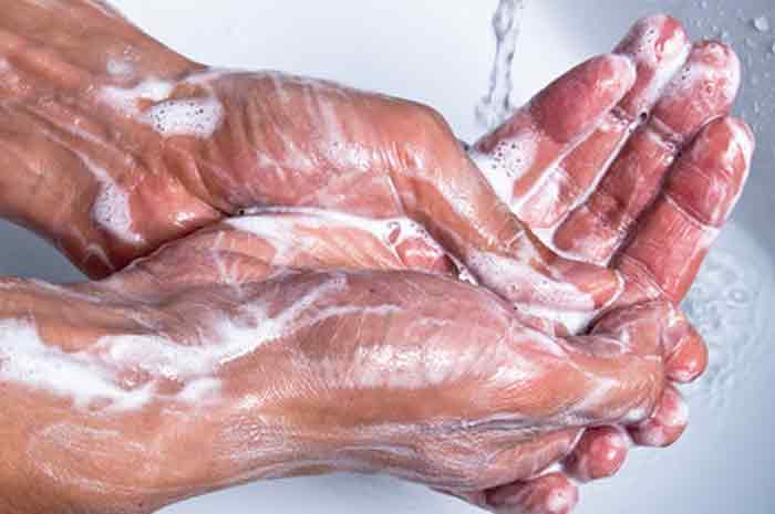 Lavaggio delle mani dell'operatore
