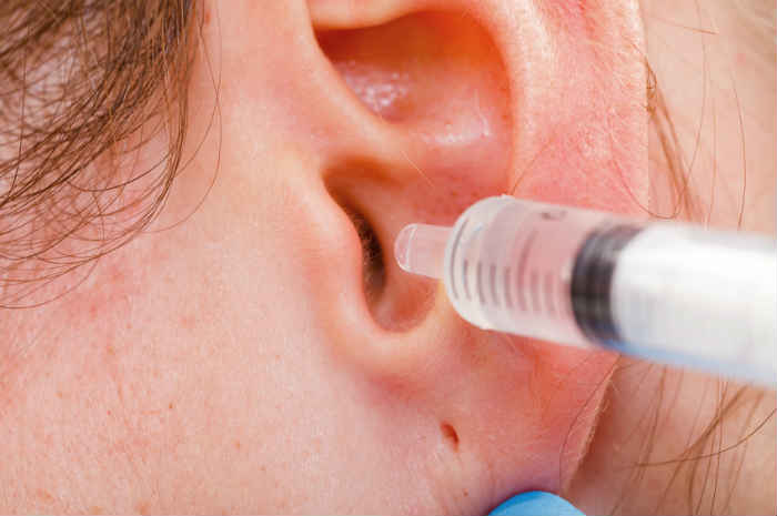 Pulizia e igiene delle orecchie dell'assistito