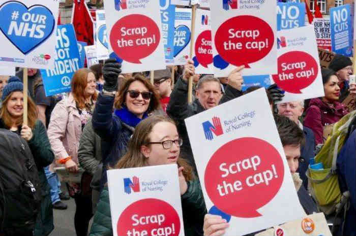 Londra, duemila infermieri in piazza per chiedere l'aumento