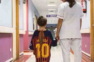 Spagna, magliette dei calciatori diventano camici in pediatria