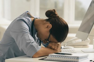 Maternità e turni: il sistema che non lascia scelta 