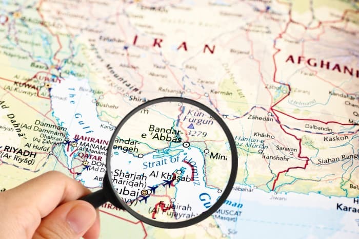 Il blocco di Hormuz porterà ad una carenza di farmaci: a rischio antibiotici e oncologici