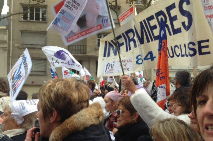 Gli infermieri in Francia durante una protesta per chiedere salari più alti