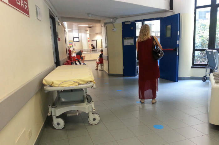 donna in corridoio d'ospedale