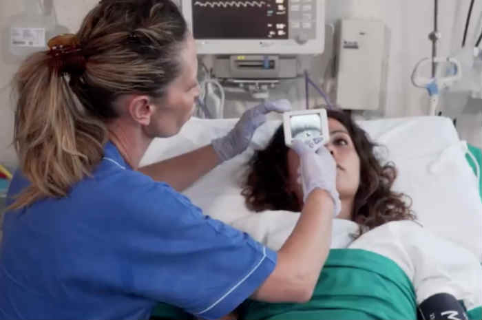 infermiera utilizza un pupillometro