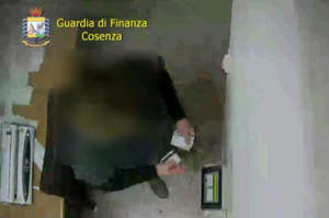 Ancora furbetti del cartellino, sospesi 4 infermieri a Cosenza