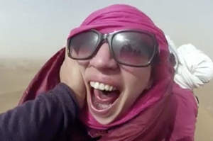 Sabry, la ragazza disabile che cavalca le dune