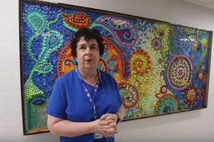 L'infermiera artista crea mosaici coi rifiuti ospedalieri