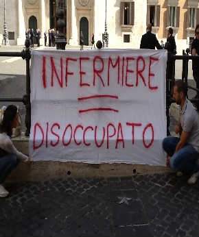 Il gruppo "Infermieri disoccupati e/o precari" protesta a Montecitorio